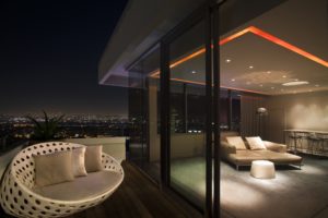 andaz-presidential-suite-terrasse-and-living-room-at-night
