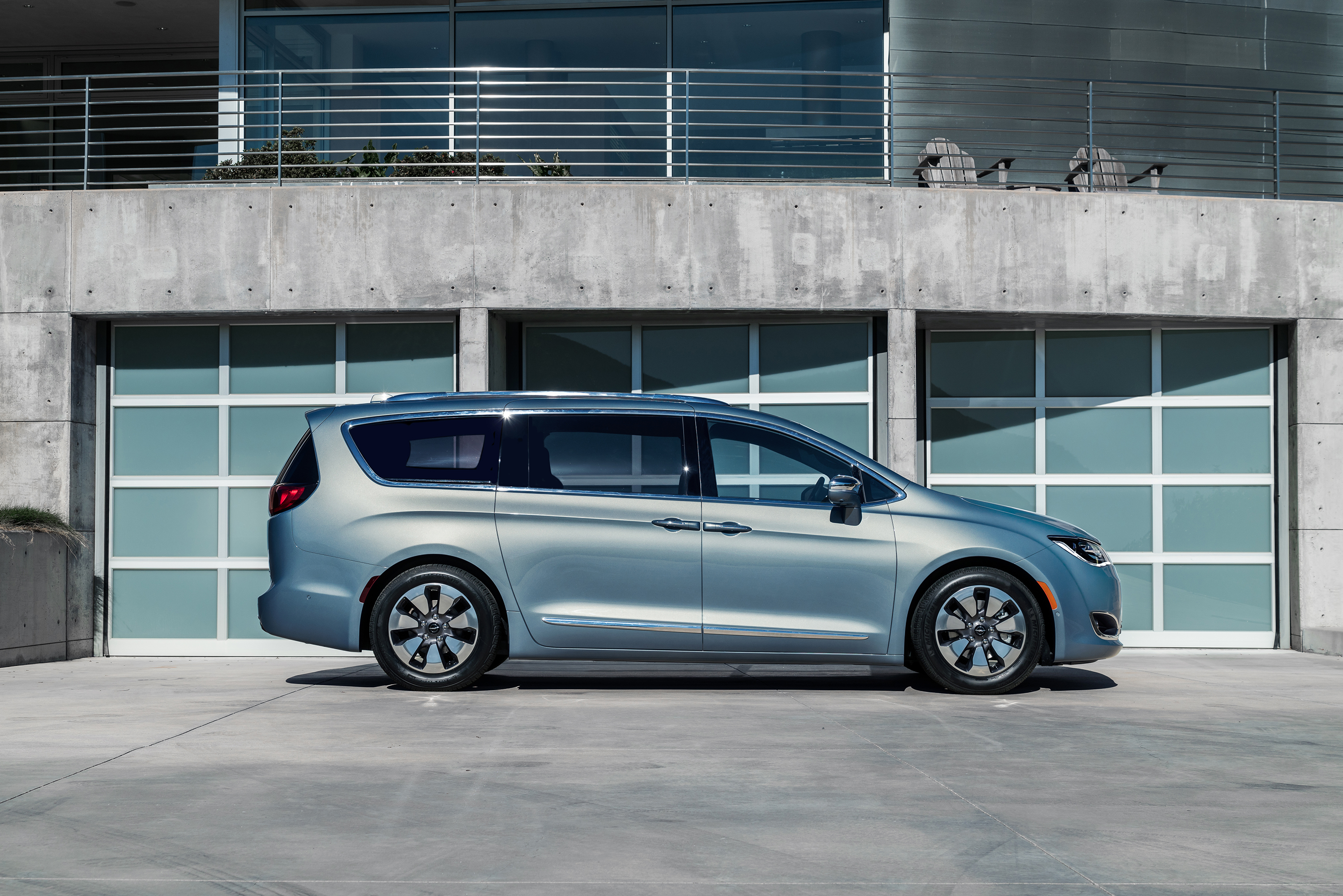 2017 Chrysler Pacifica Hybrid Review: The World’s First Electrified Minivan